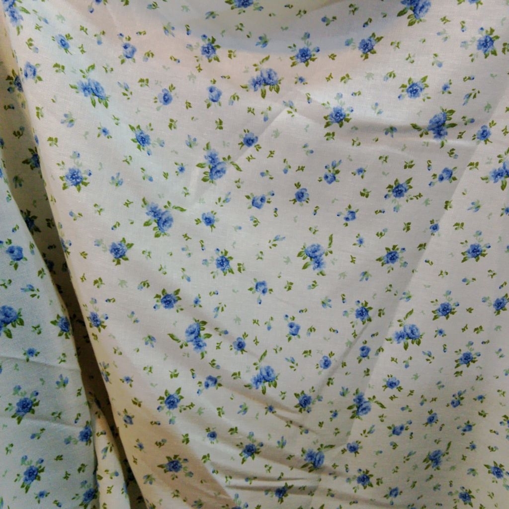 Kain Katun Rami Motif Bunga Biru Kecil - Bahan Jahit Dress, Kemeja, Outer (Harga Kain Per ½ Meter)