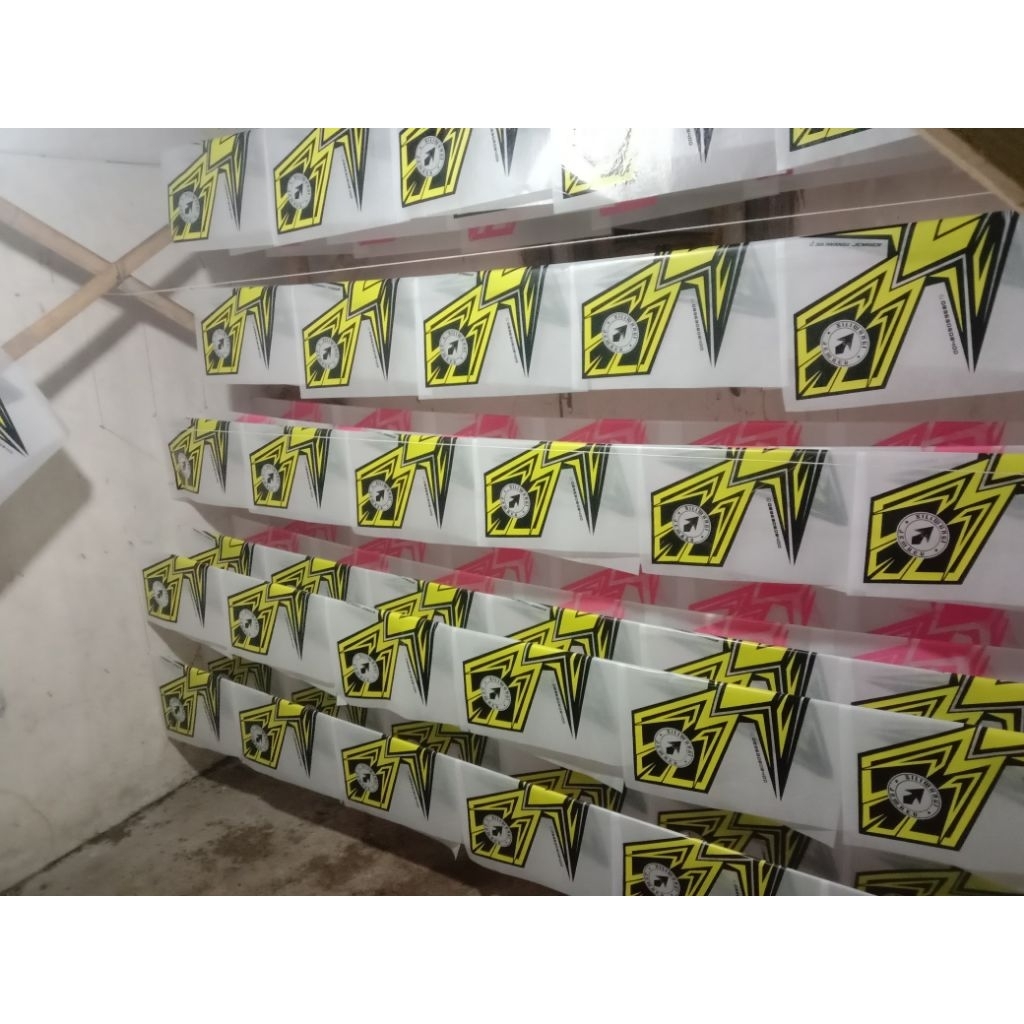 kertas layangan sukhoi /kertas minyak / kertas 2 warna/bukan layangan isi 50 pcs