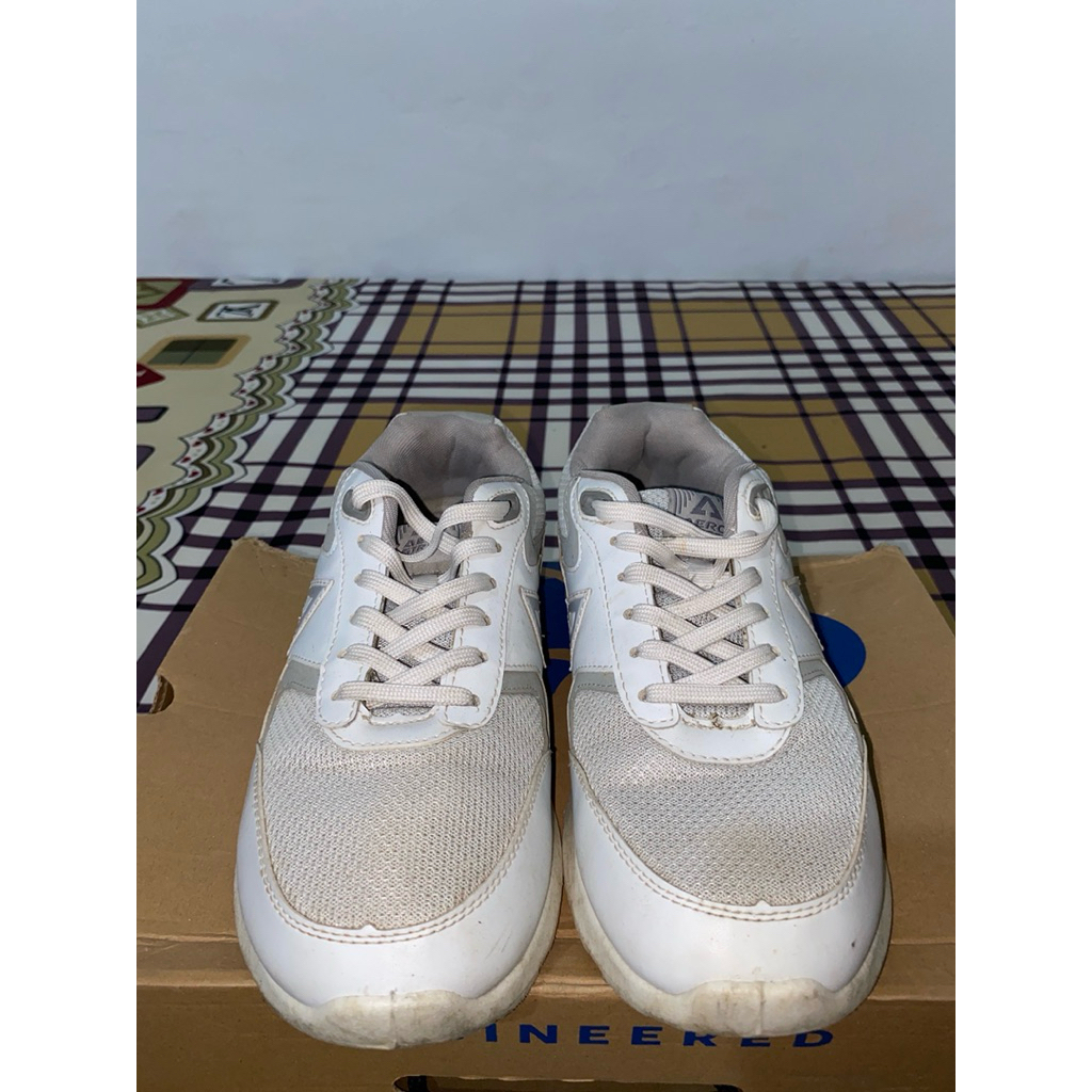 sepatu running Athletica White second