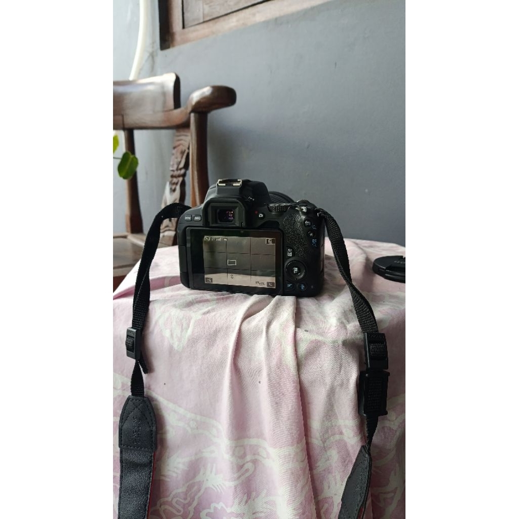 Canon 200D Mark ii Second Like New With Lens Canon EFS 18-135mm Image Stabilizer.