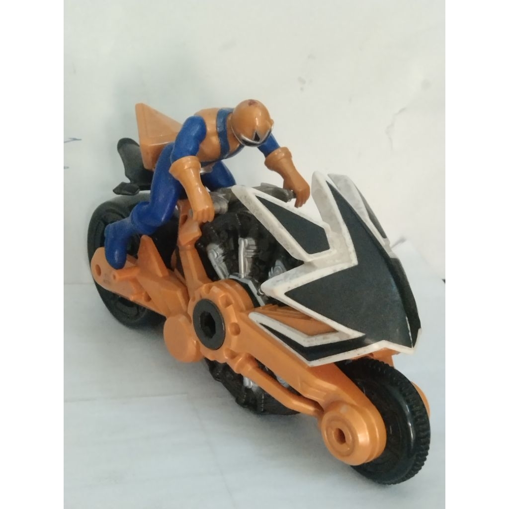 Bandai Power Ranger Samurai Disc Cycle with gold ranger Bandai