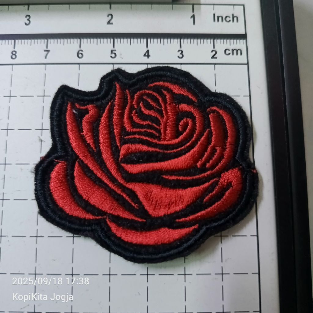 emblem patch bordir bunga mawar merah