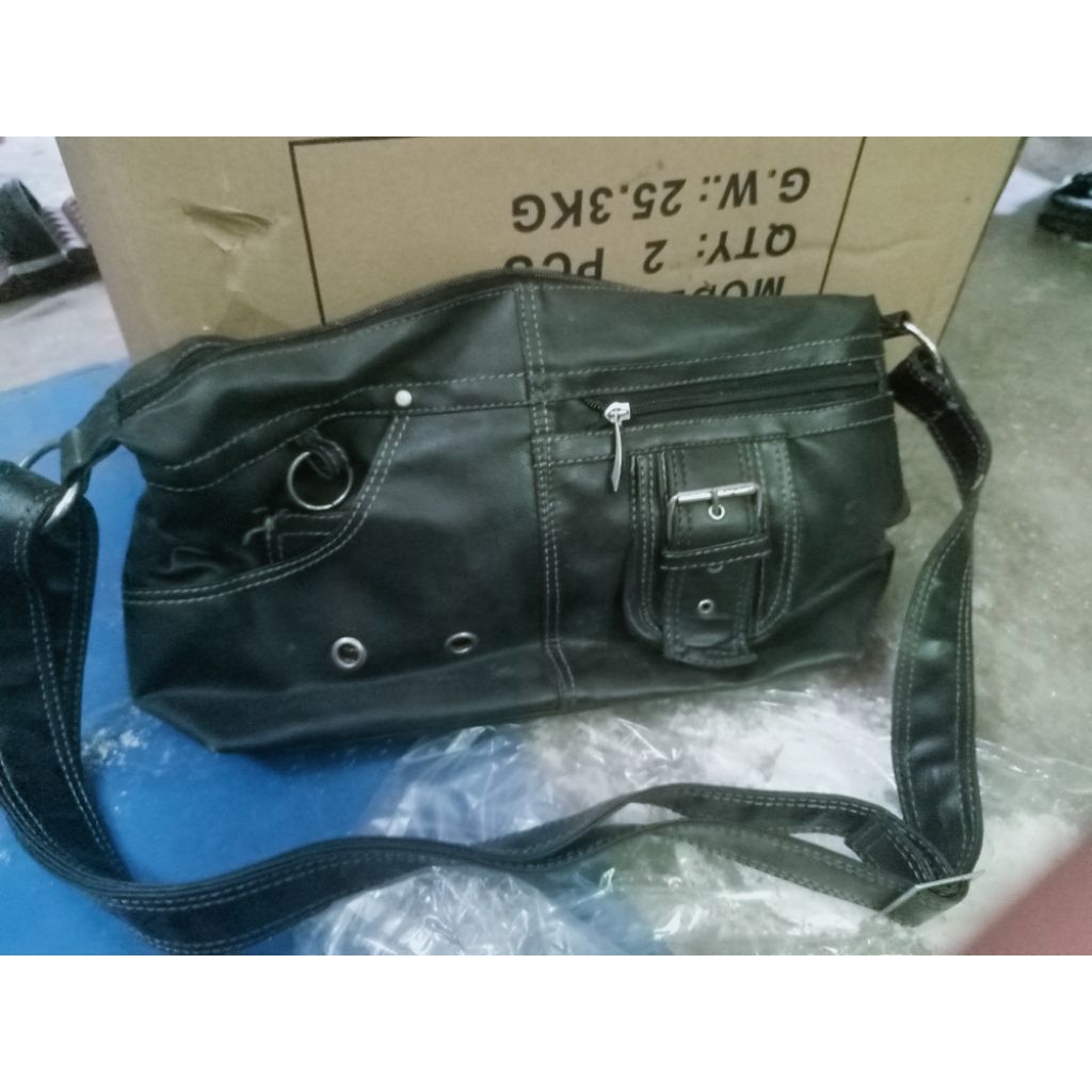 tas wanita second branded original . Murah .