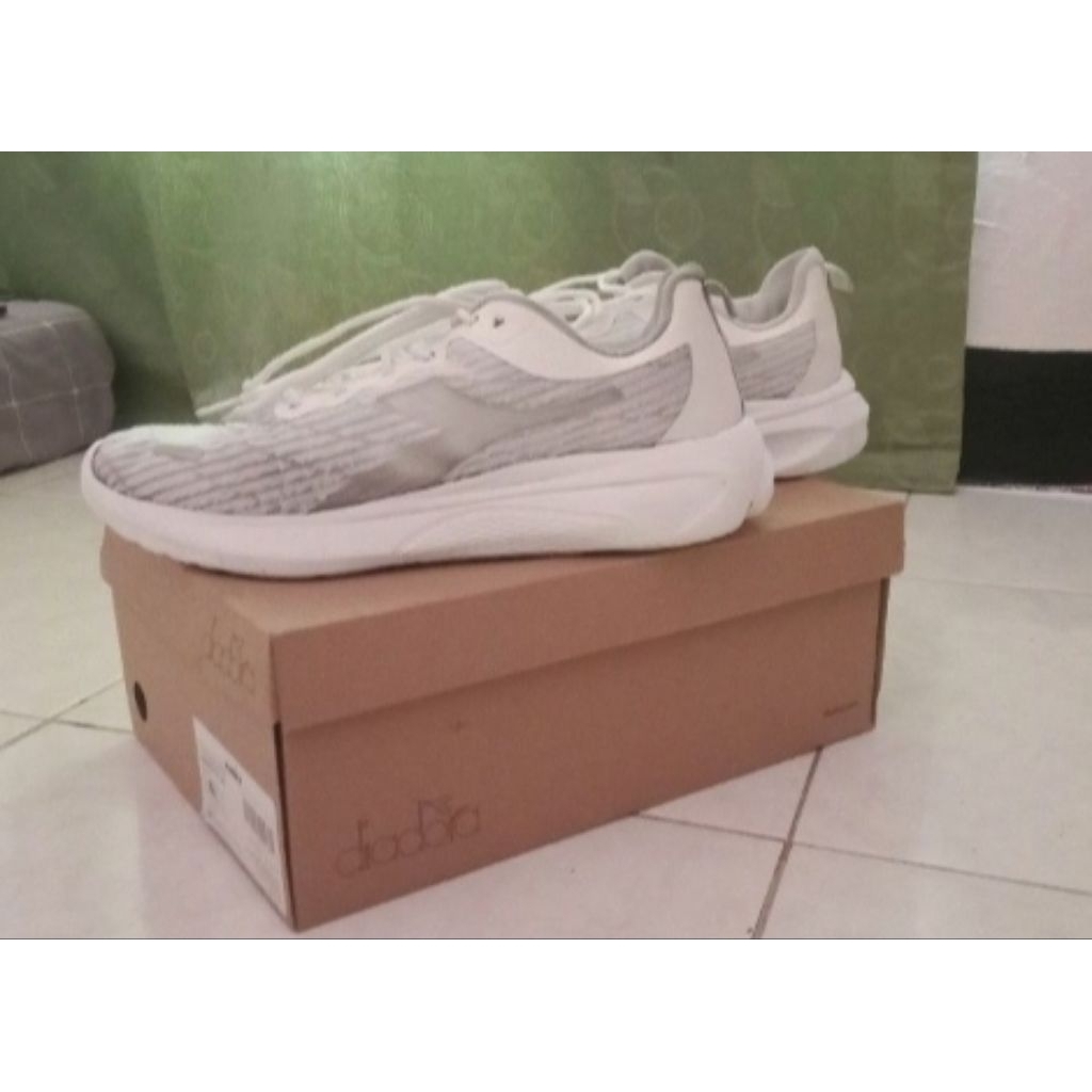 Sepatu (Diadora) Putih Running