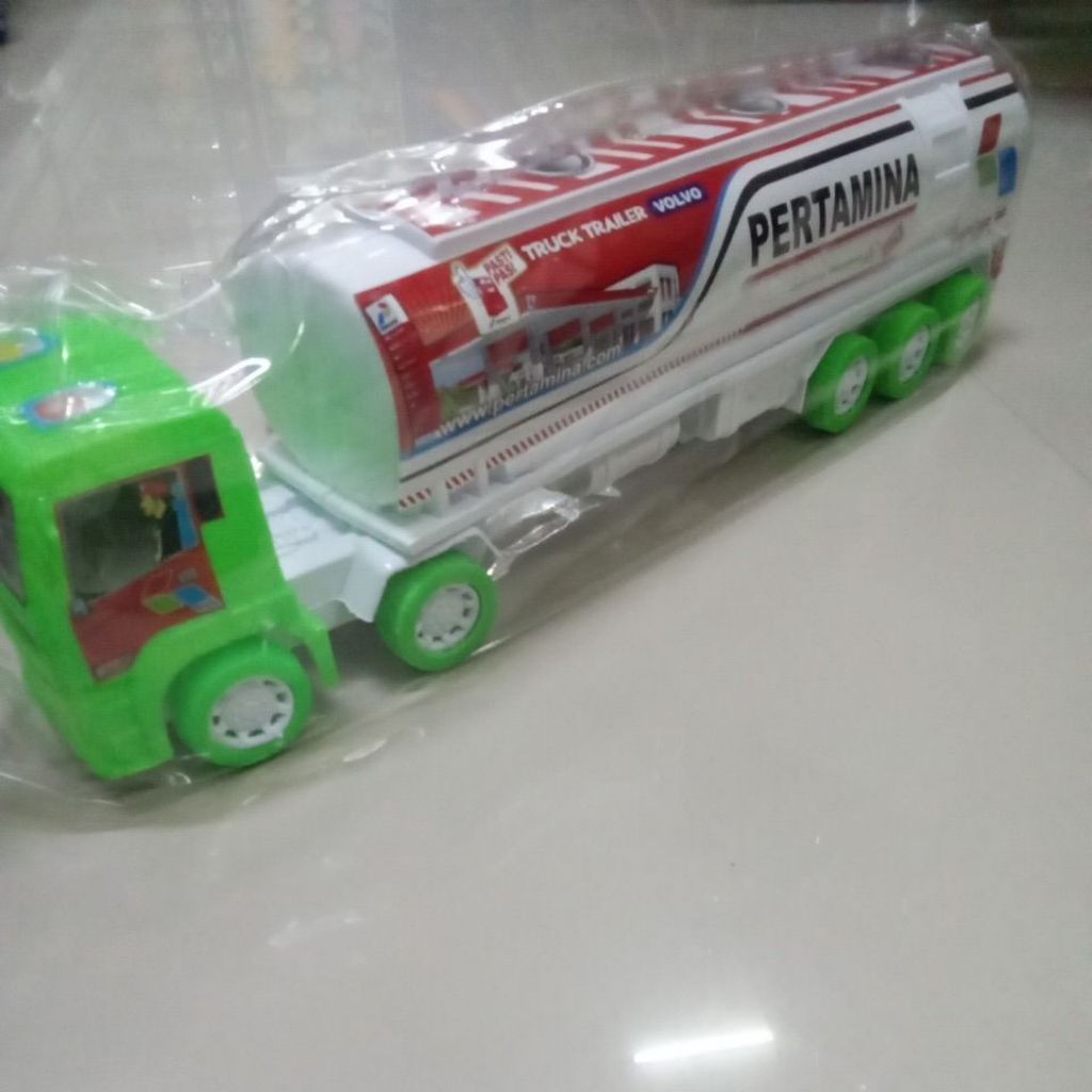Mainan Truk trailer Volvo Pertamina