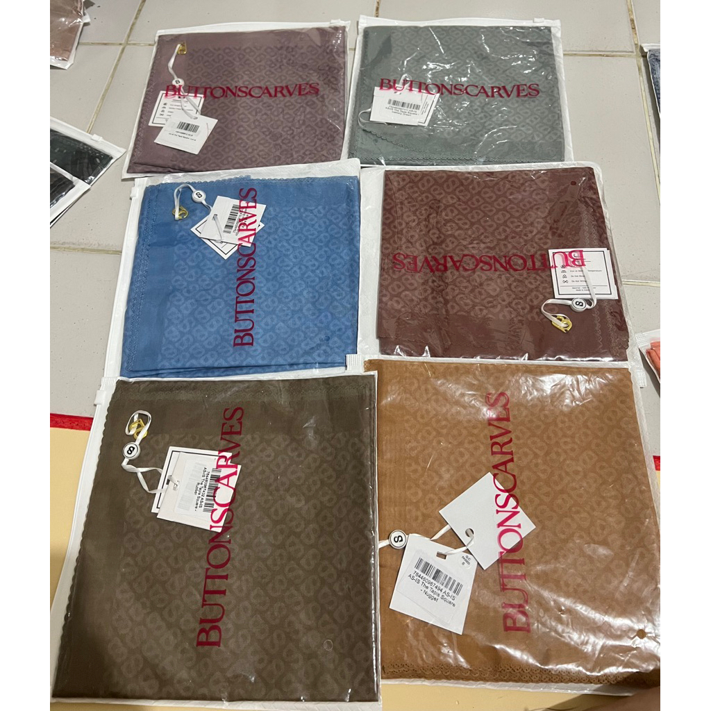 as is buttonscarves - tapis square series