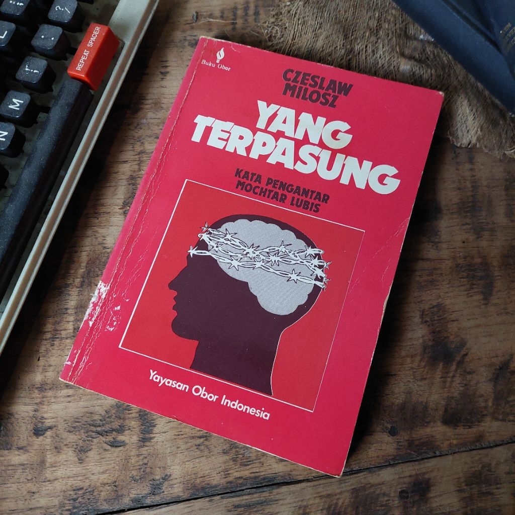 YANG TERPASUNG*kata pengantar : Mochtar Lubis Oleh : Czeslaw Milosz [ORIGINAL]