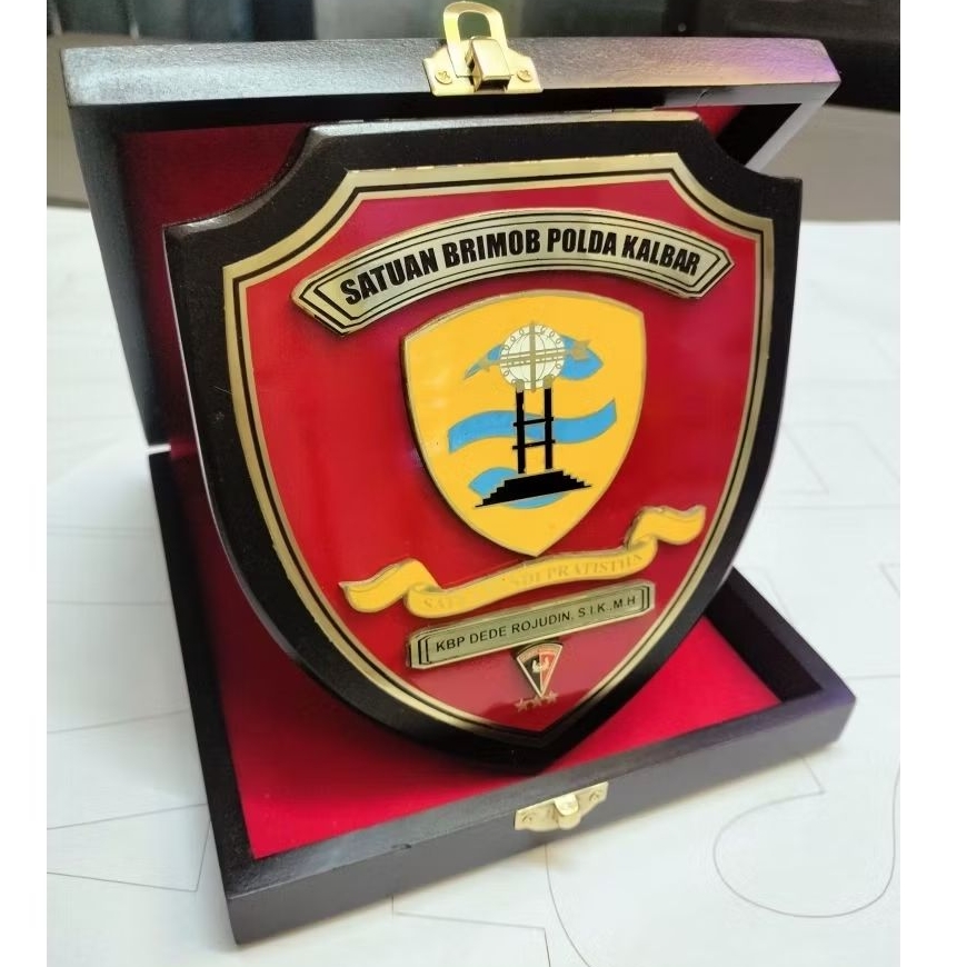 

plakat kuningan logo timbul