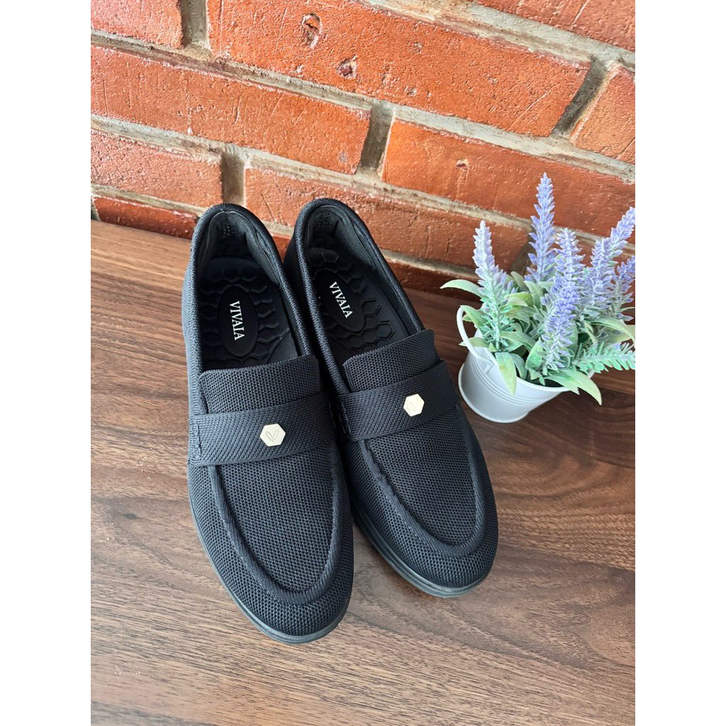 Sepatu Vivaia Loafers Original Warna Hitam size 38.5 - Preloved