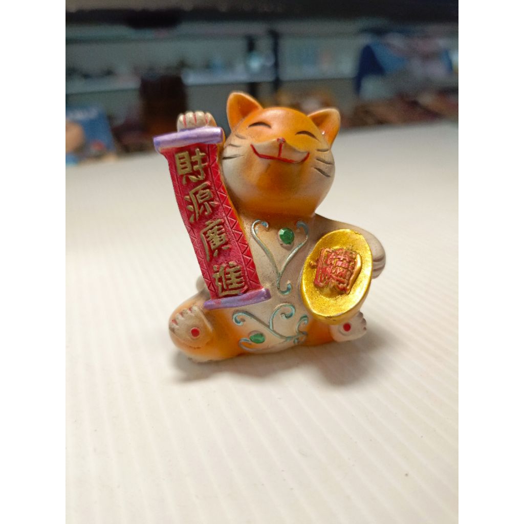 Patung Kucing Keberuntungan Oranye dengan Koin Emas