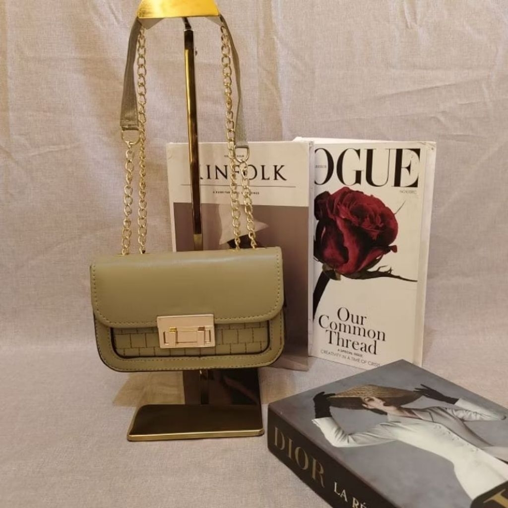 Tas Selempang Wanita Rantai Emas – Desain Modern & Praktis