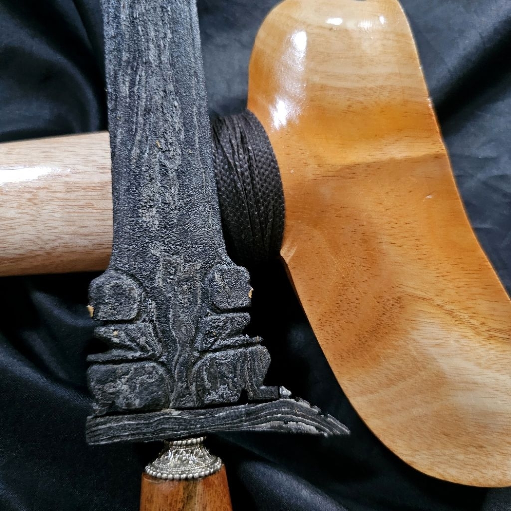 Keris Omyang Pamor Banyu Mili