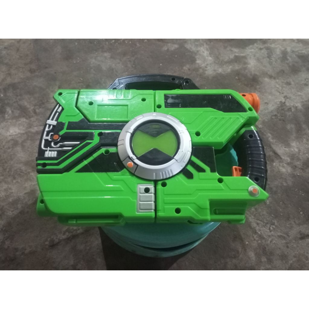 Ben 10 deluxe tech gear blaster plumber ray gun bandai nyala
