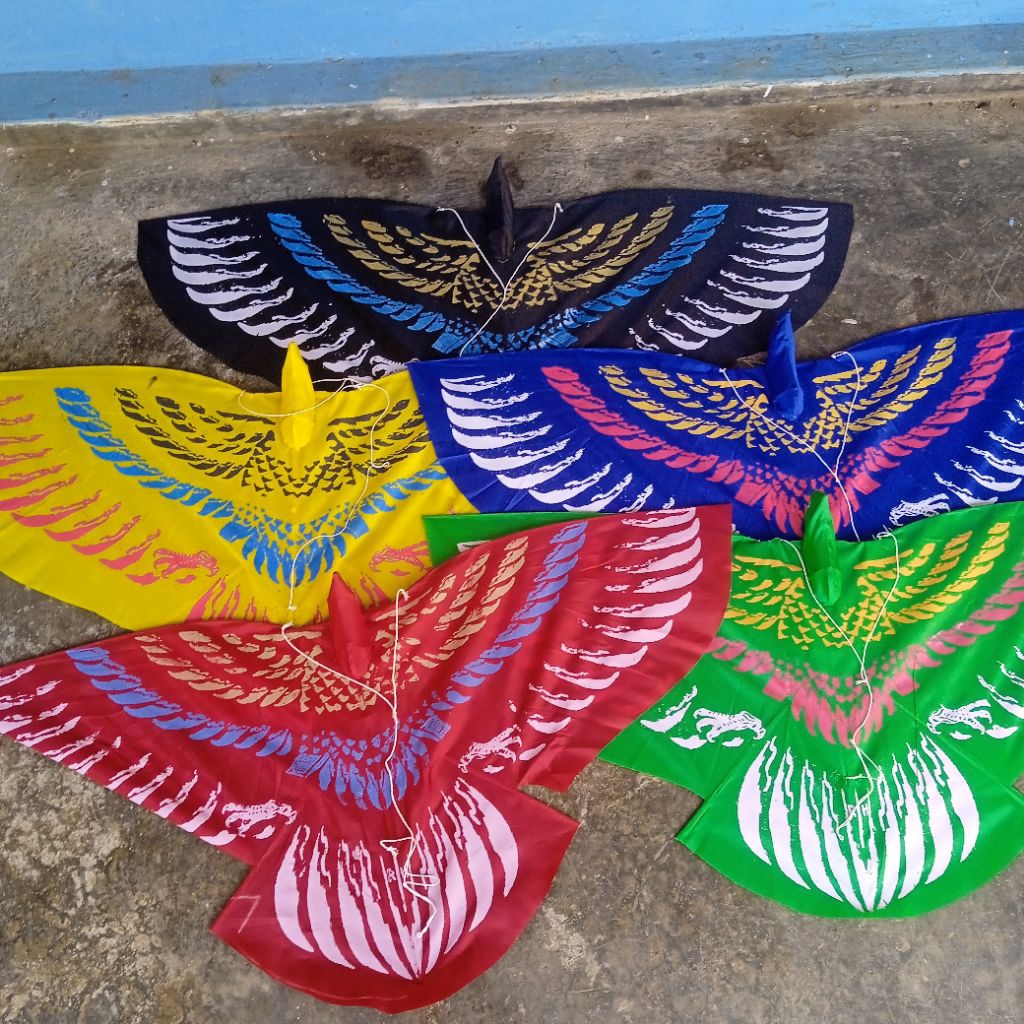 layangan hias burung elang lipat