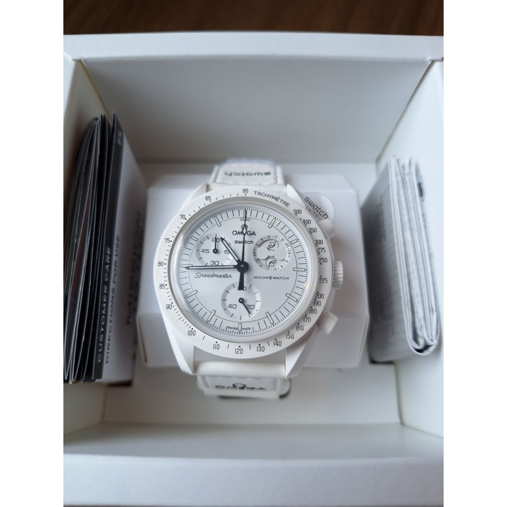 swatch moonswatch snoopy