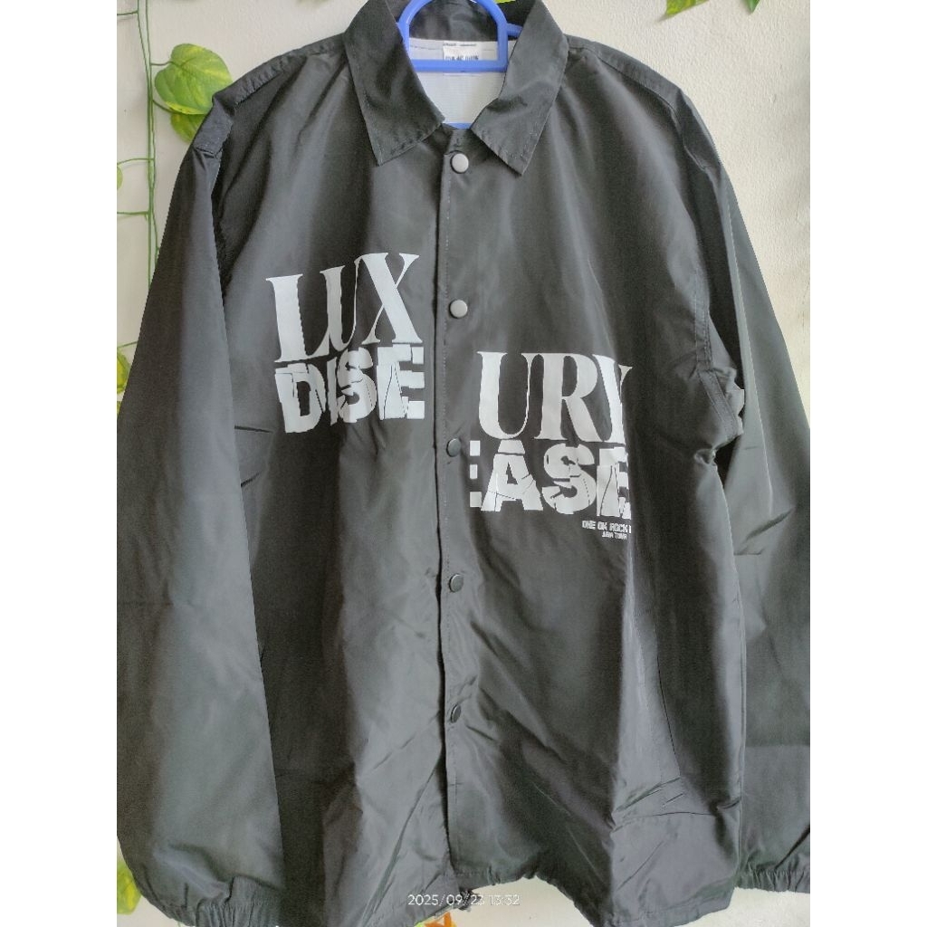 jaket windbreaker ONE OK ROCK official merch tour 2023.
