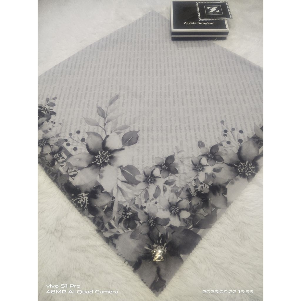 Zaskia Sungkar scarf preloved