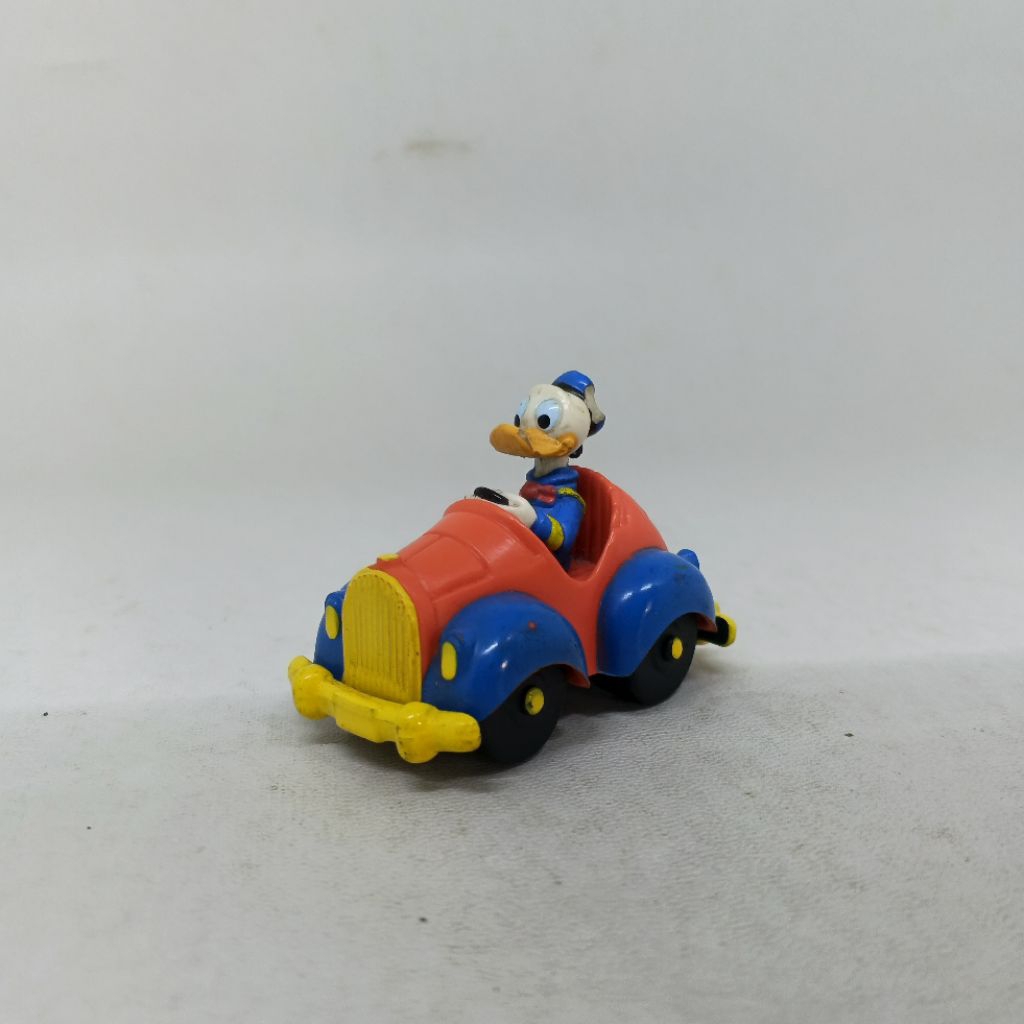 Mainan Figure Donal Naik Mobil Minus