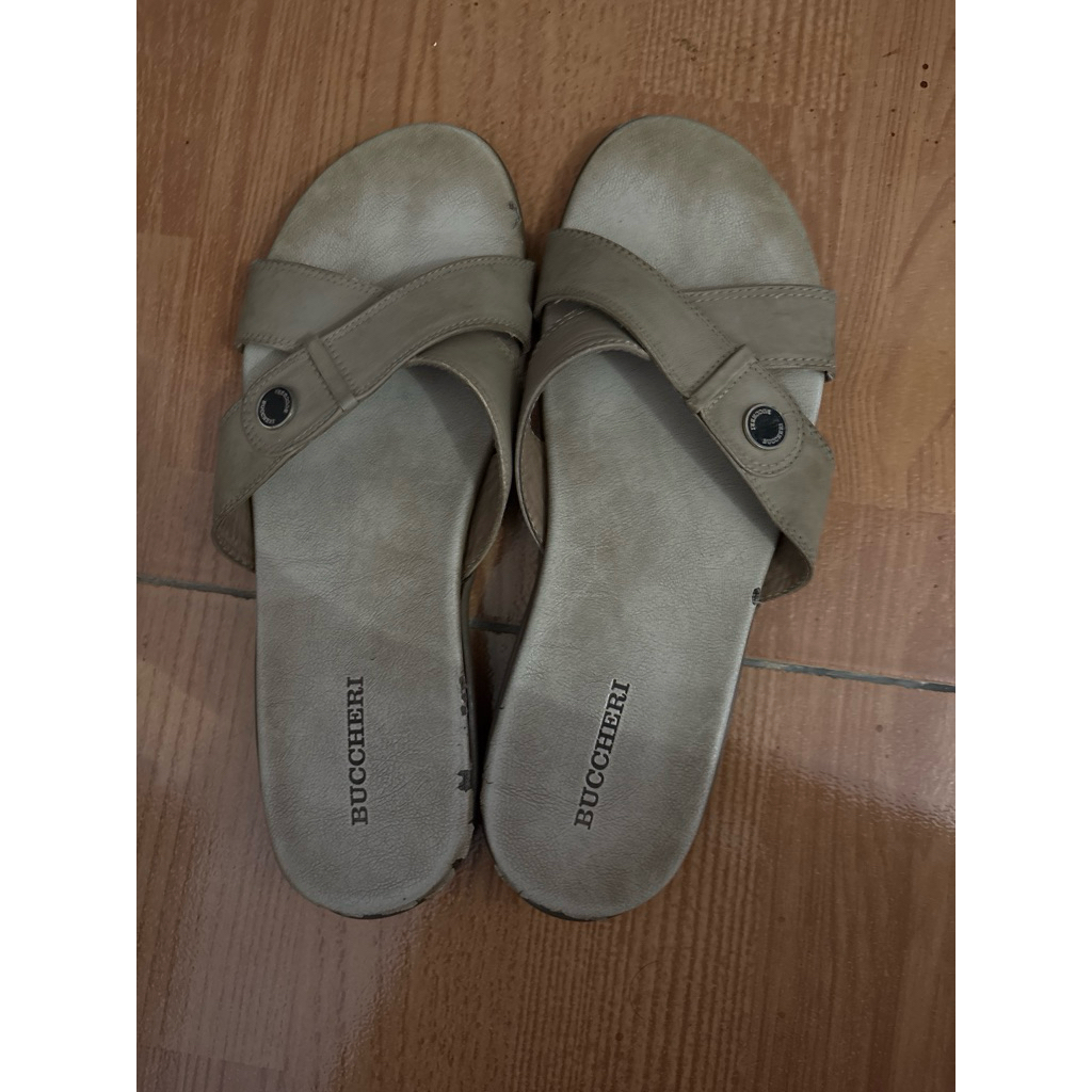 PRELOVED SENDAL BUCCHERI KULIT ORI