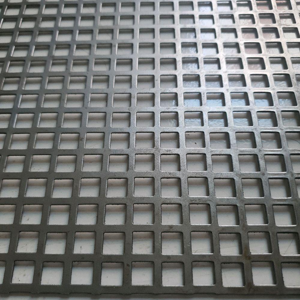 Plat Besi Lubang Kotak Tebal 0,8 mm Varian