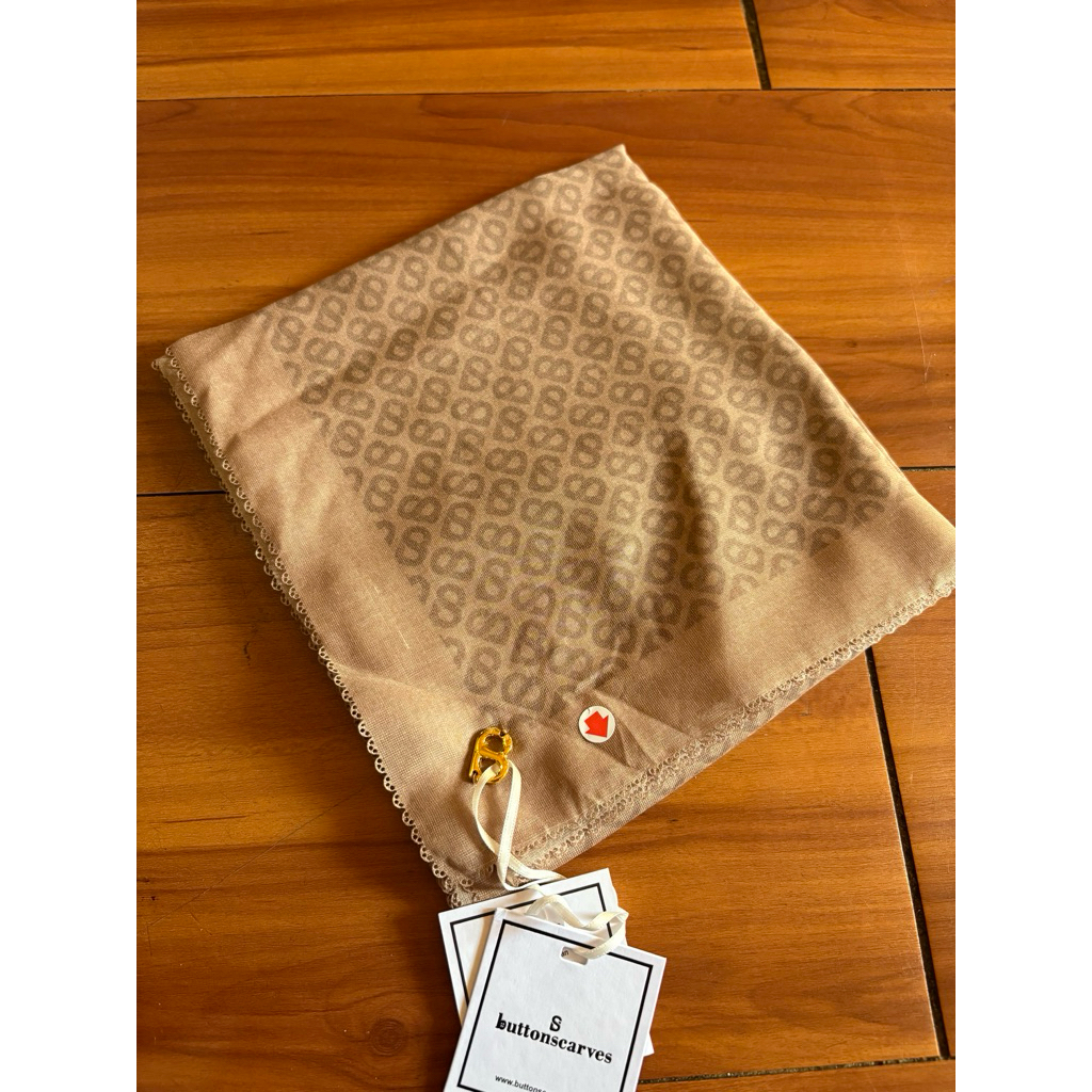 AS IS HIJAB BUTTONSCARVES Tapis