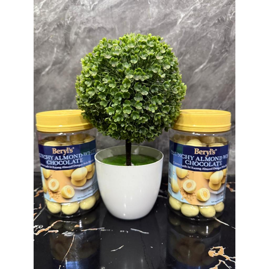 Beryls Crunchy Almond White Chocolate - Coklat putih isi kacang almond dengan bola biskuit 340gr