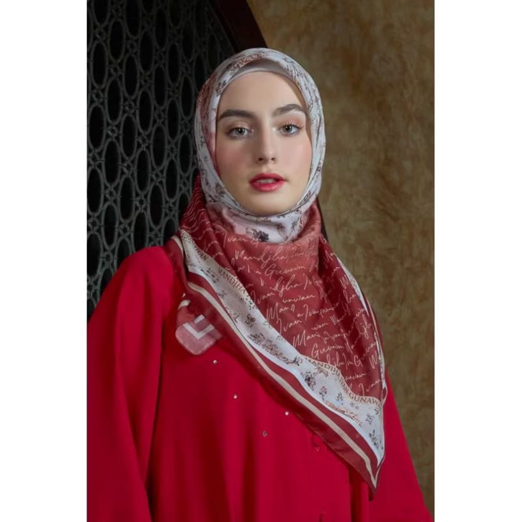 Jilbab Mandjha Ivan Gunawan Red Rhythm segi empat