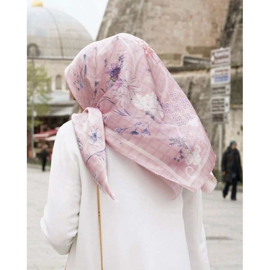 Buttonscarves Sofya Kofte Preloved BS Square Scarf