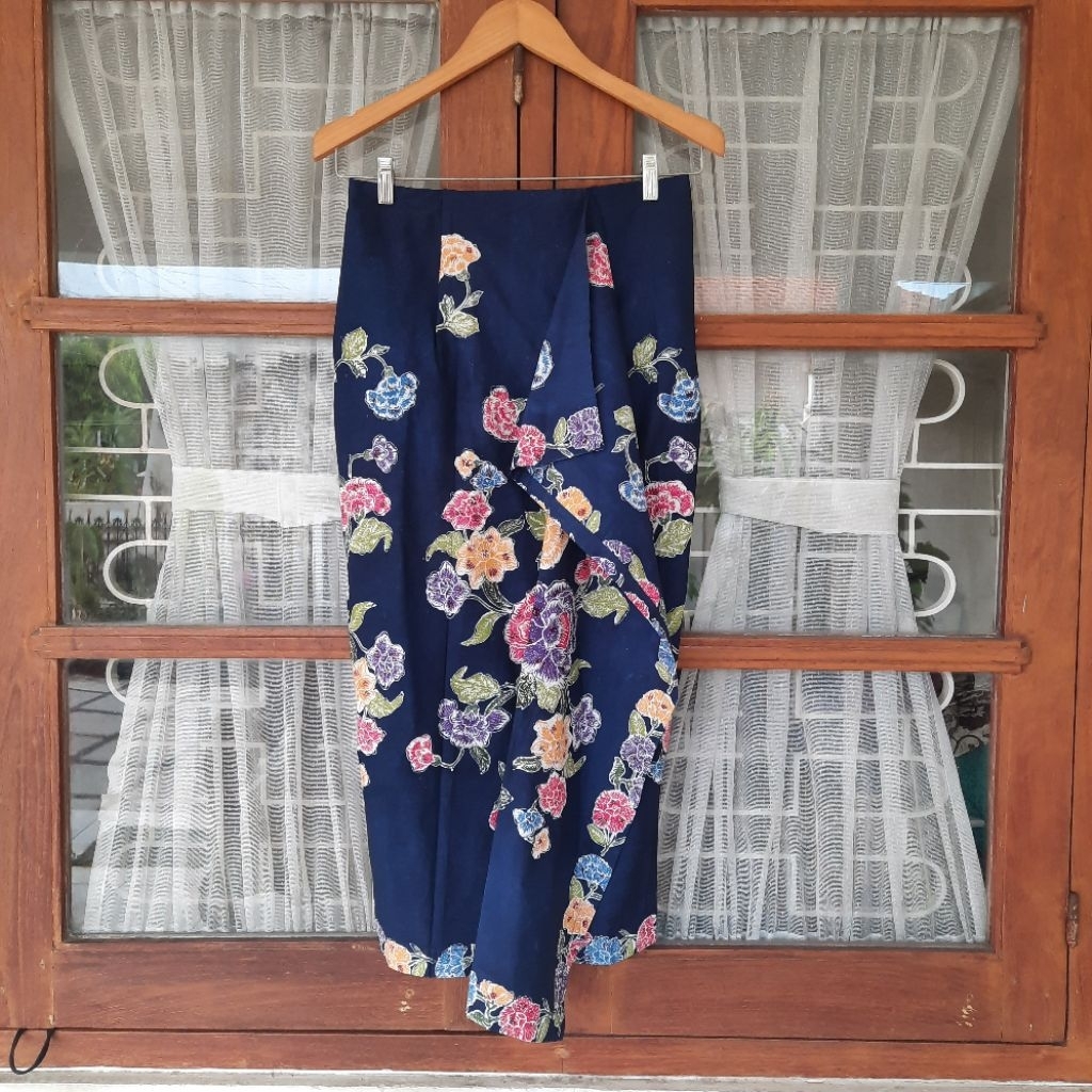 rok batik wanita modern biru bunga panjang