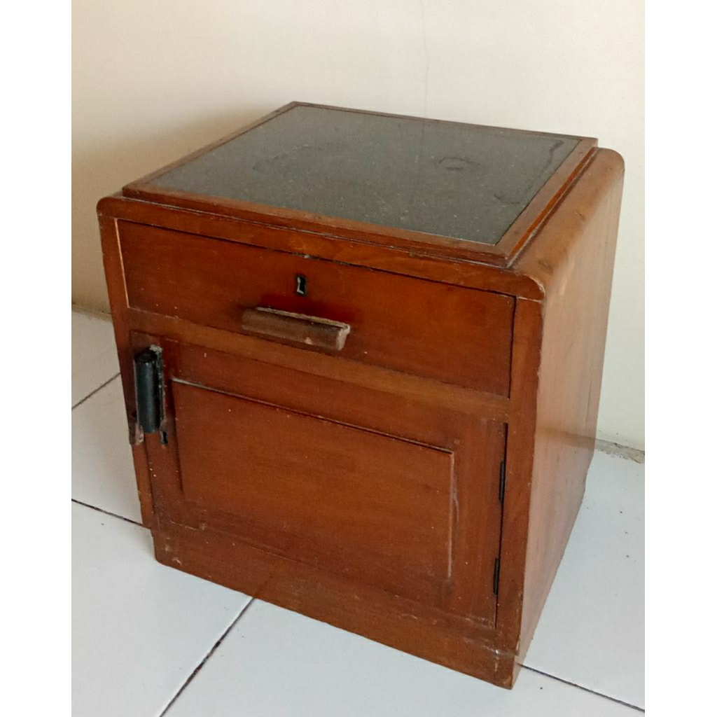 Nakas Antik Kayu Jati Tua