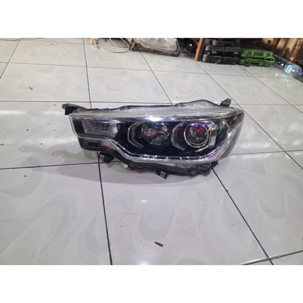 headlamp new Ertiga 2018-2022 original. lampu depan new Ertiga original copotan