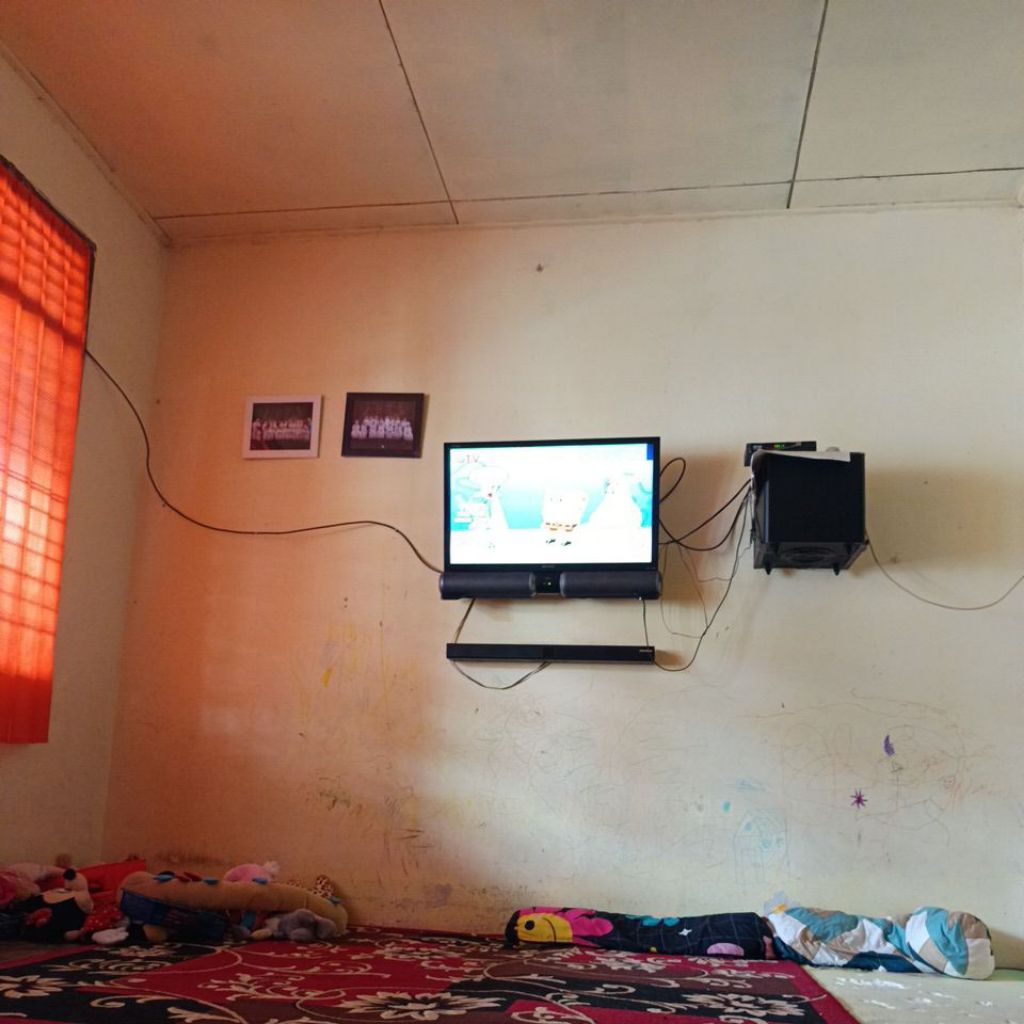 Televisi Sharp plus dengan speaker nya