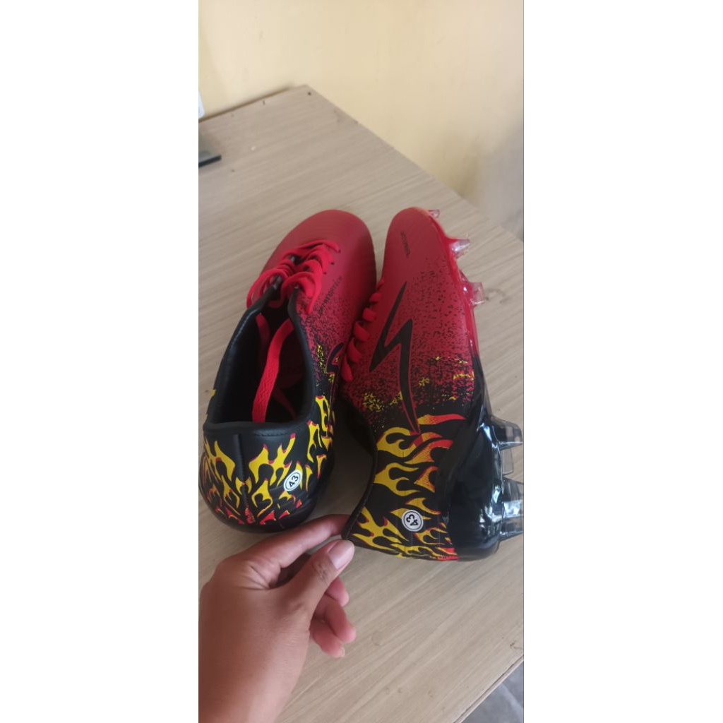 sepatu bola/futsal || no.43 || dilepas karna kekecilan