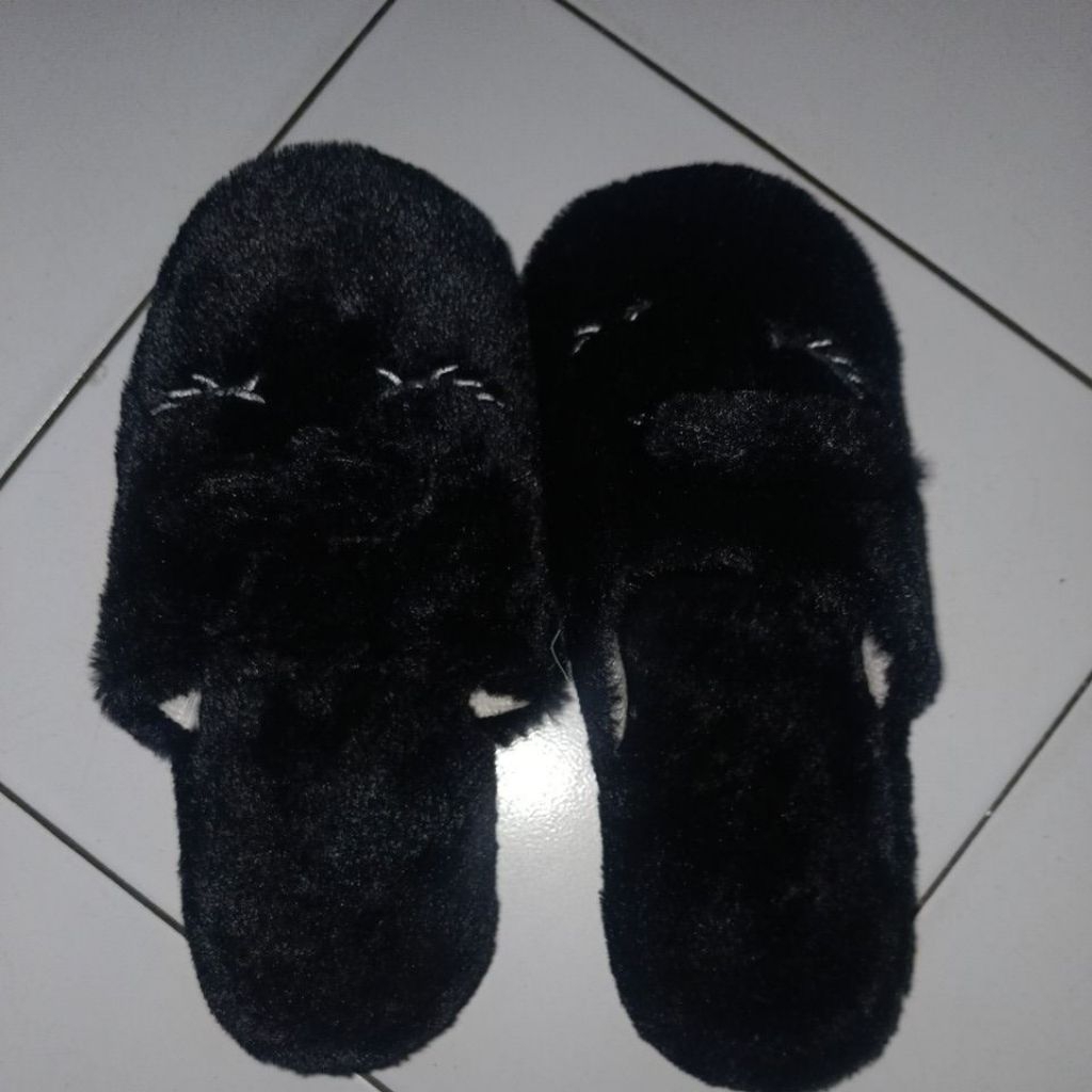Sendal Rumah Bulu Lembut Kelinci Hitam Wanita