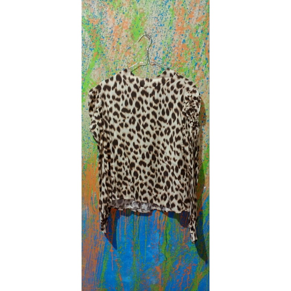 Atasan macan tutul wanita cantik