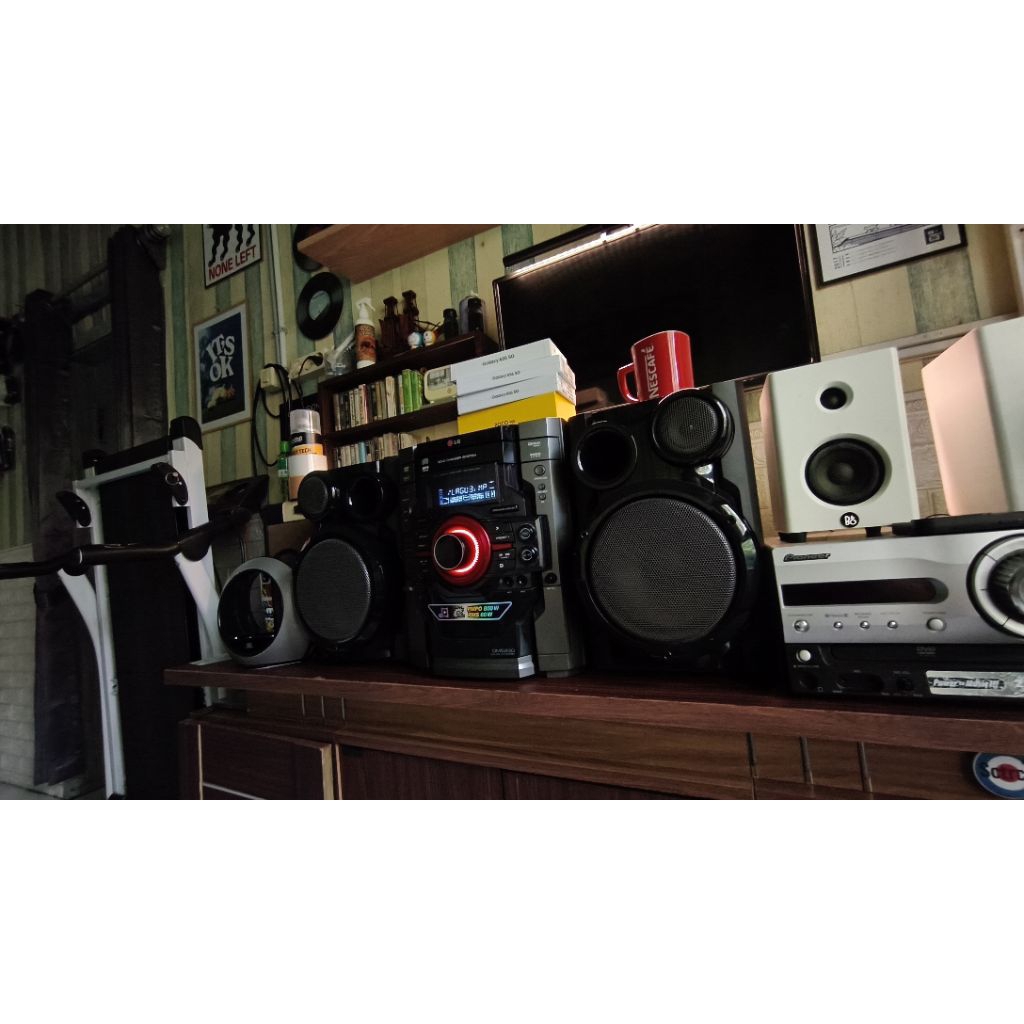 LG Mini Hi Fi dengan Bass Blast - DM5230