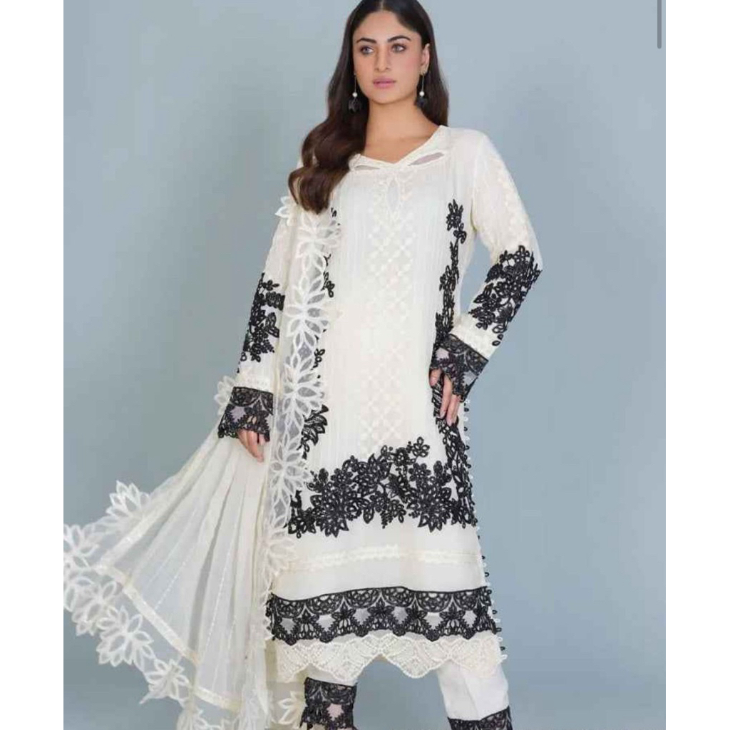 Salwar Kameez putih motif bunga hitam