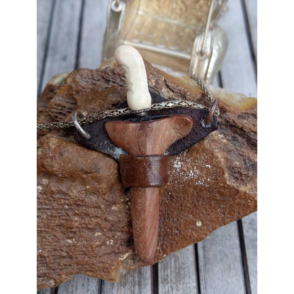 Liontin Keris Kebo Kantong Rangka Kayu Stigi Plus Kalung