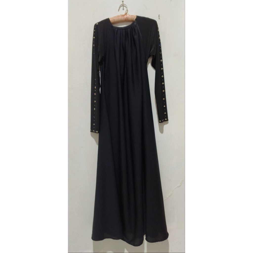 Gamis hitam manik