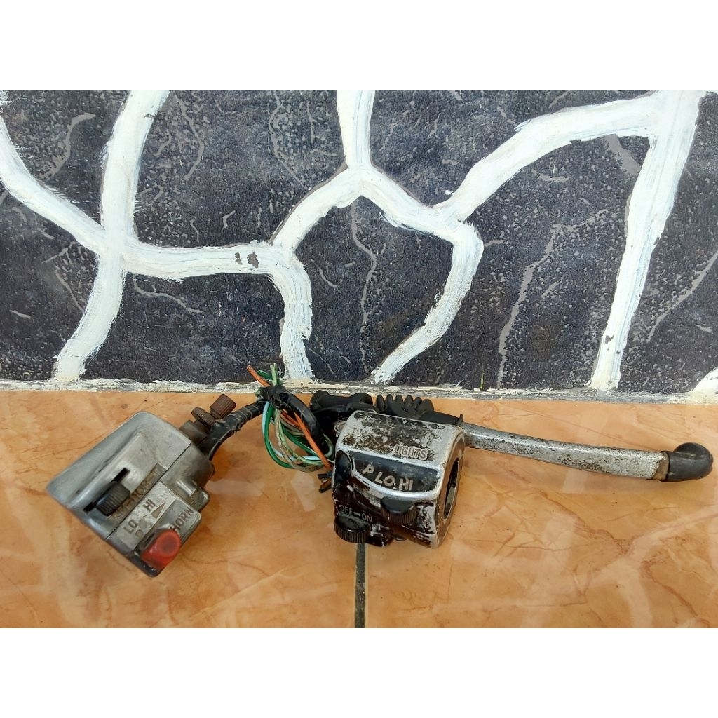 Holder set kanan kiri GL100 82 Ori