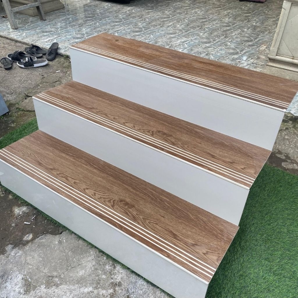 Granit anak tangga kombinasi motif kayu dinding putih glosy ukuran 30x100+20x100 ukuran bisa custom