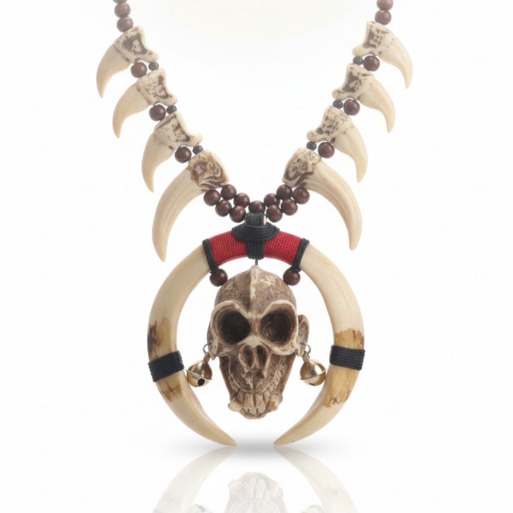 Kalung Liontin Tengkorak Resin Etnis – Tengkorak Monyet dengan Pesona Taring Melengkung