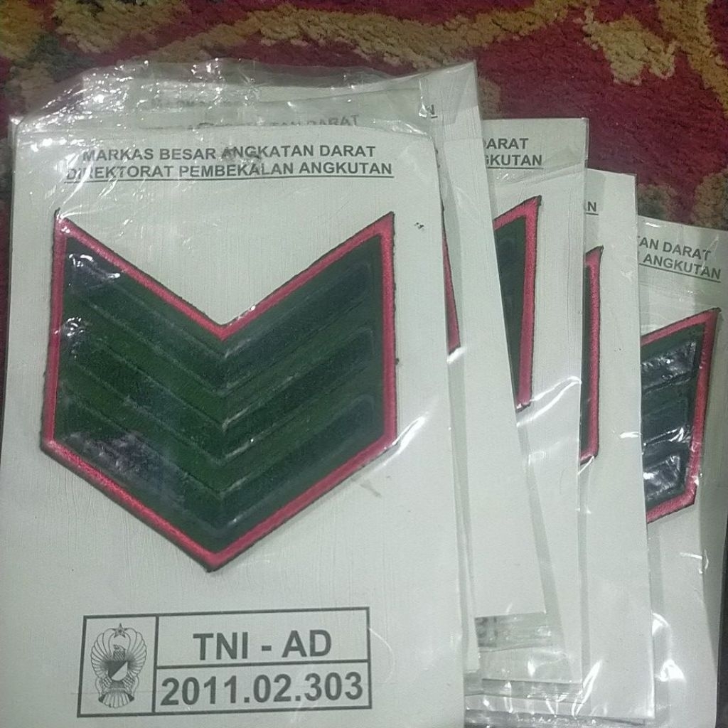 atribut TNI AD pangkat Serka, lis merah.