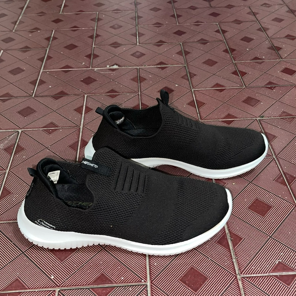 SEPATU WANITA SKECHERS AIR COOLED MEMORY FOAM (PRELOVED)