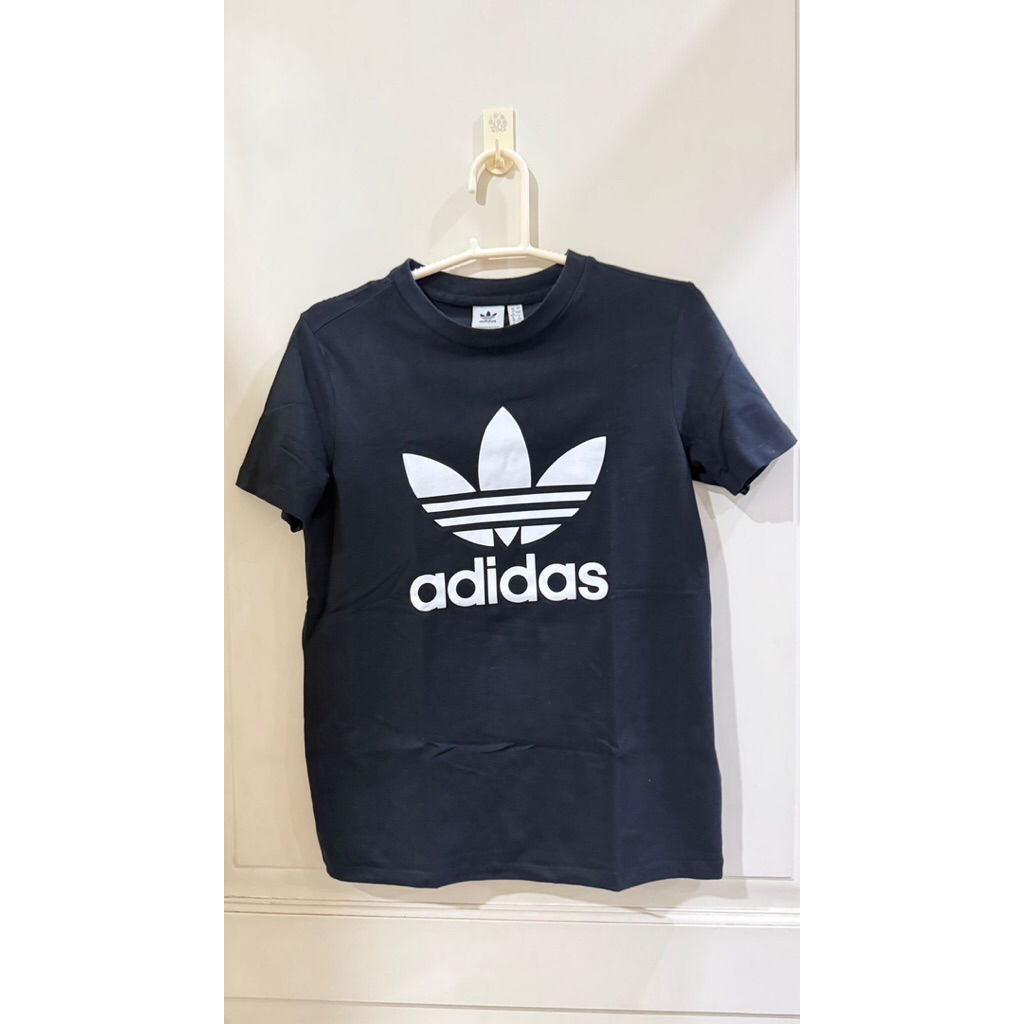 preloved Adidas originak trefoil tee. good condition 100%ori money back guarantee