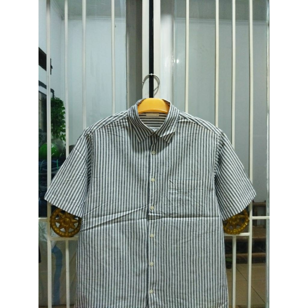 kemeja linen gu uniqlo garis-garis pria M