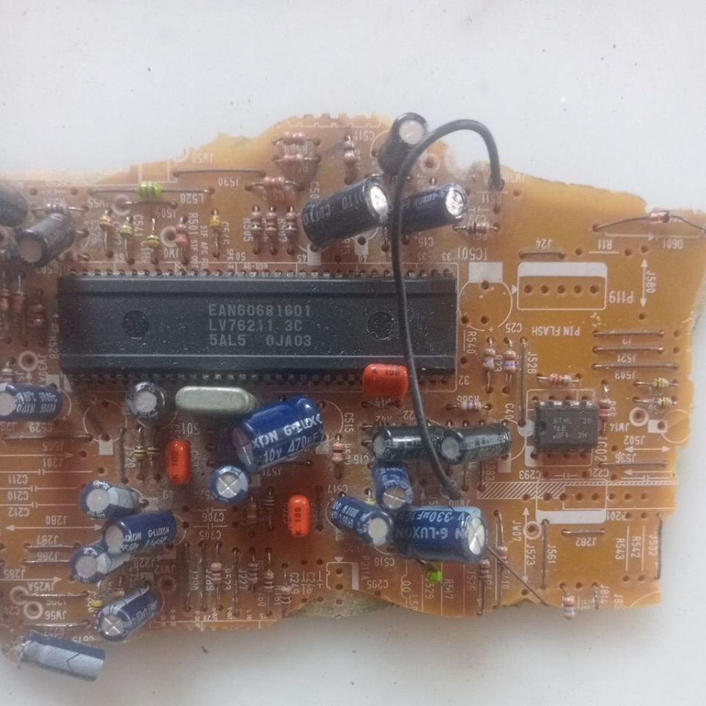 ic LV76211 3C ---iC LV76213 3C...masih nempel pcb,cabutan