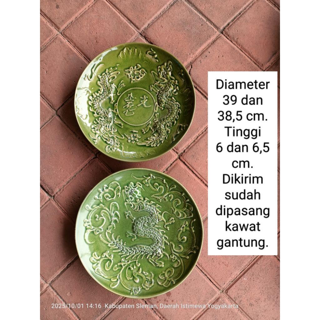 2 buah piring keramik lukis naga timbul hijau celadon