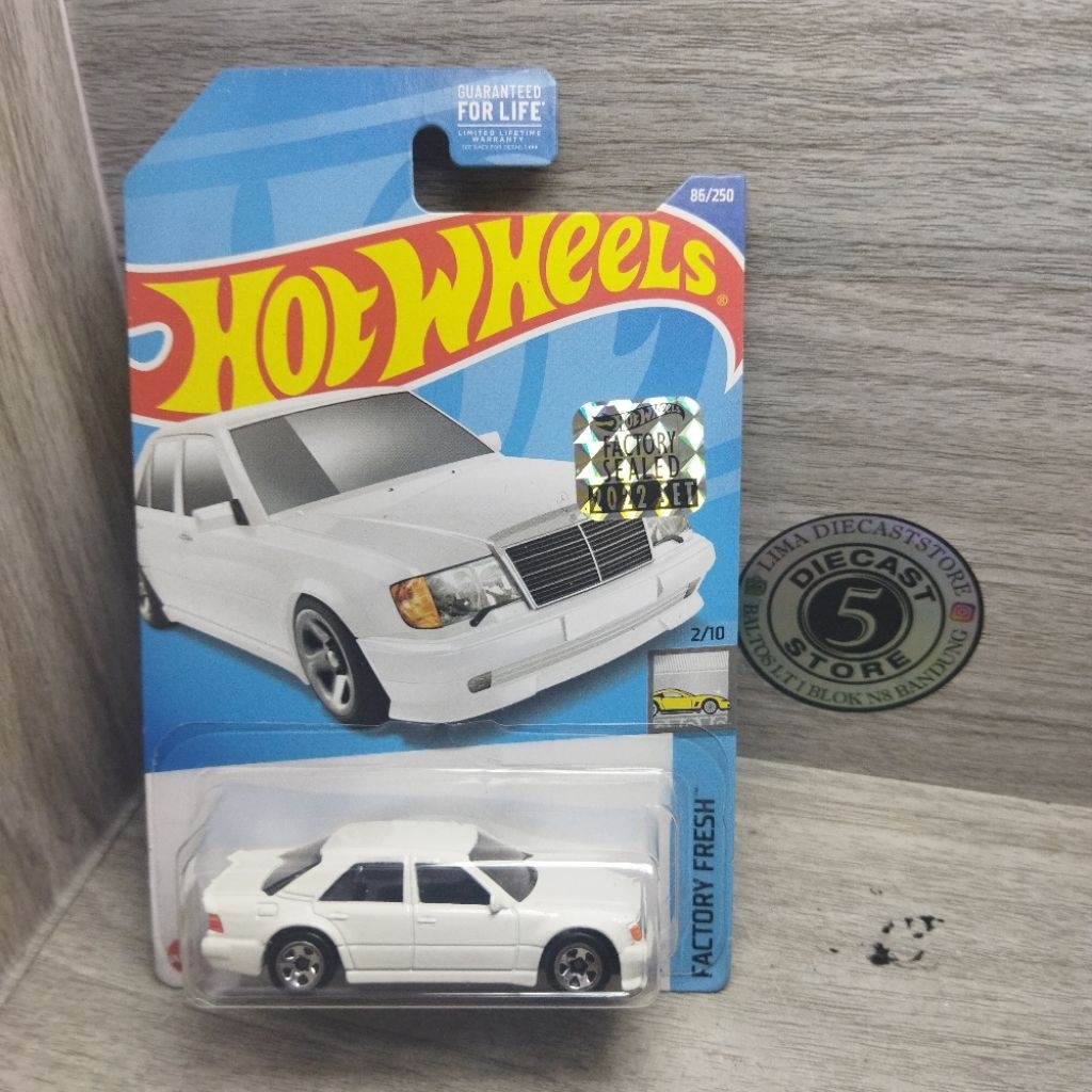 hotwheels factory sealed 2022 special color mercedes benz 500E putih