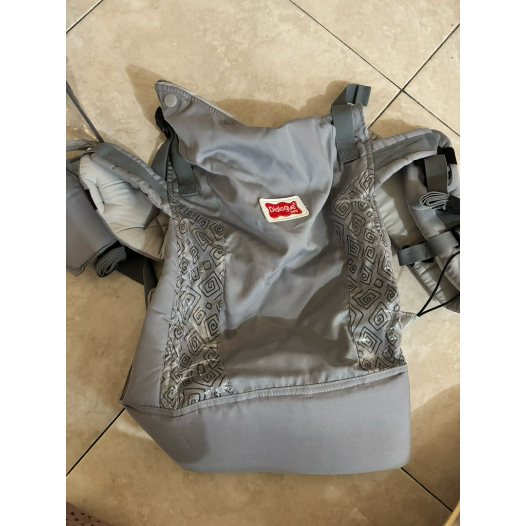 Gendongan Bayi M-Shape Dialogue – Abu-abu